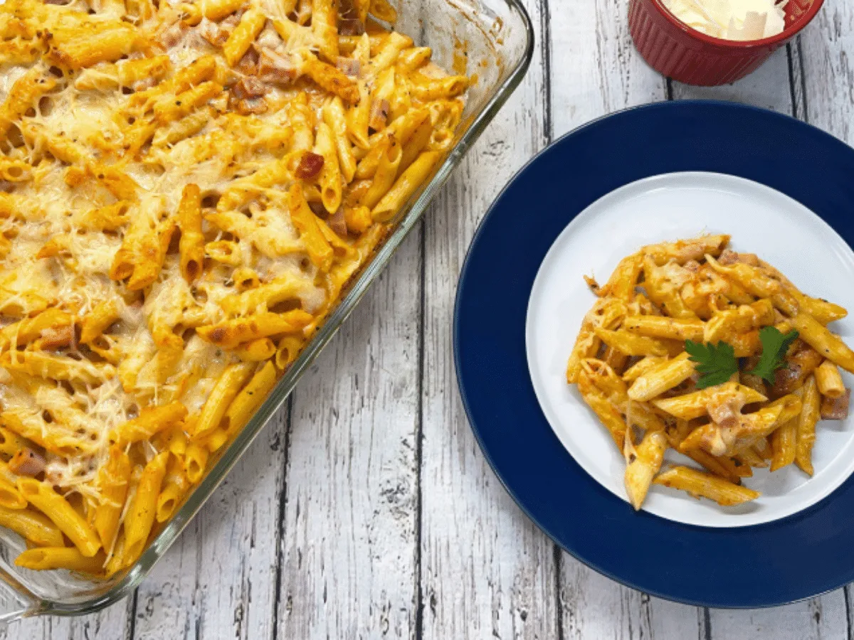 Macarrão de forno cremoso com presunto e queijo