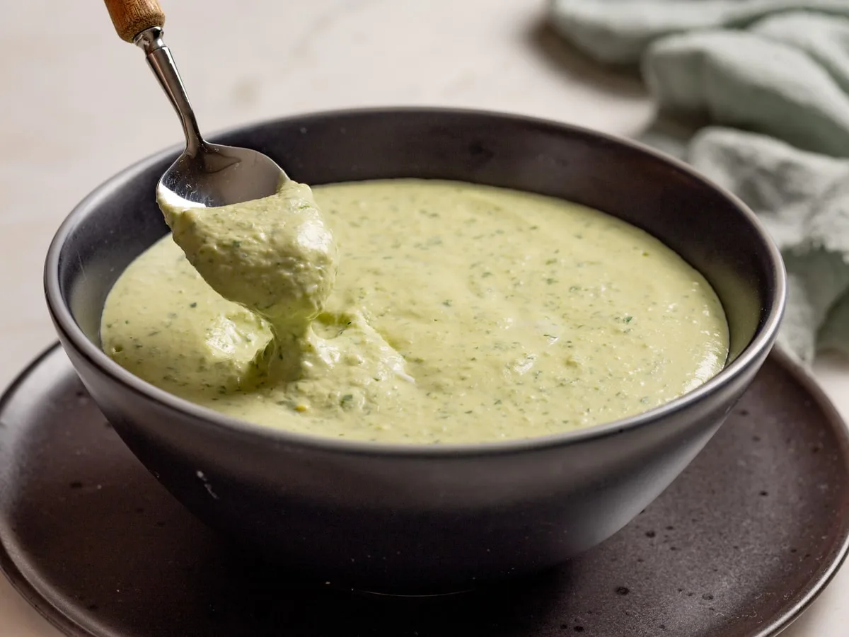 Molho de alho com ovo cozido