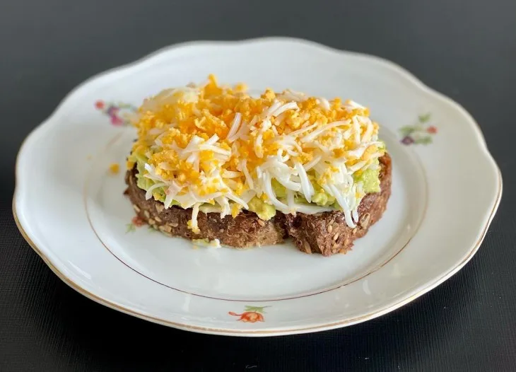 Pão com ovo e abacate