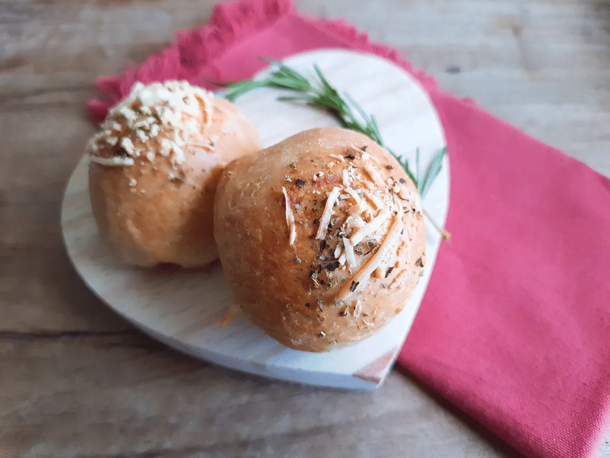 Pãozinho de cebola recheado com queijo