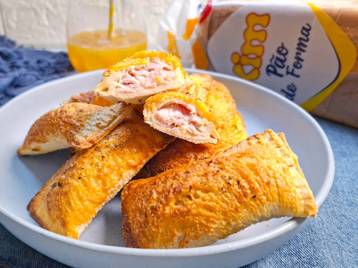 Pastelzinho assado de presunto e queijo
