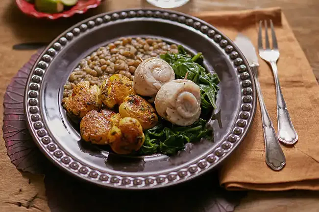 Pê-efe de peixe com espinafre, batata bolinha ao murro e lentilha