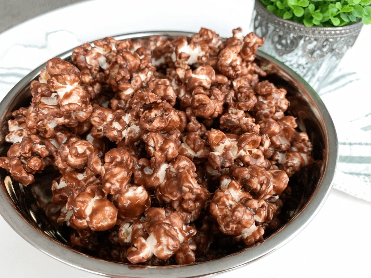 Pipoca com chocolate fácil e crocante