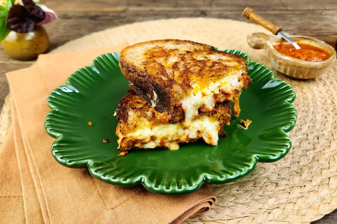 Queijo quente com pesto de tomate seco