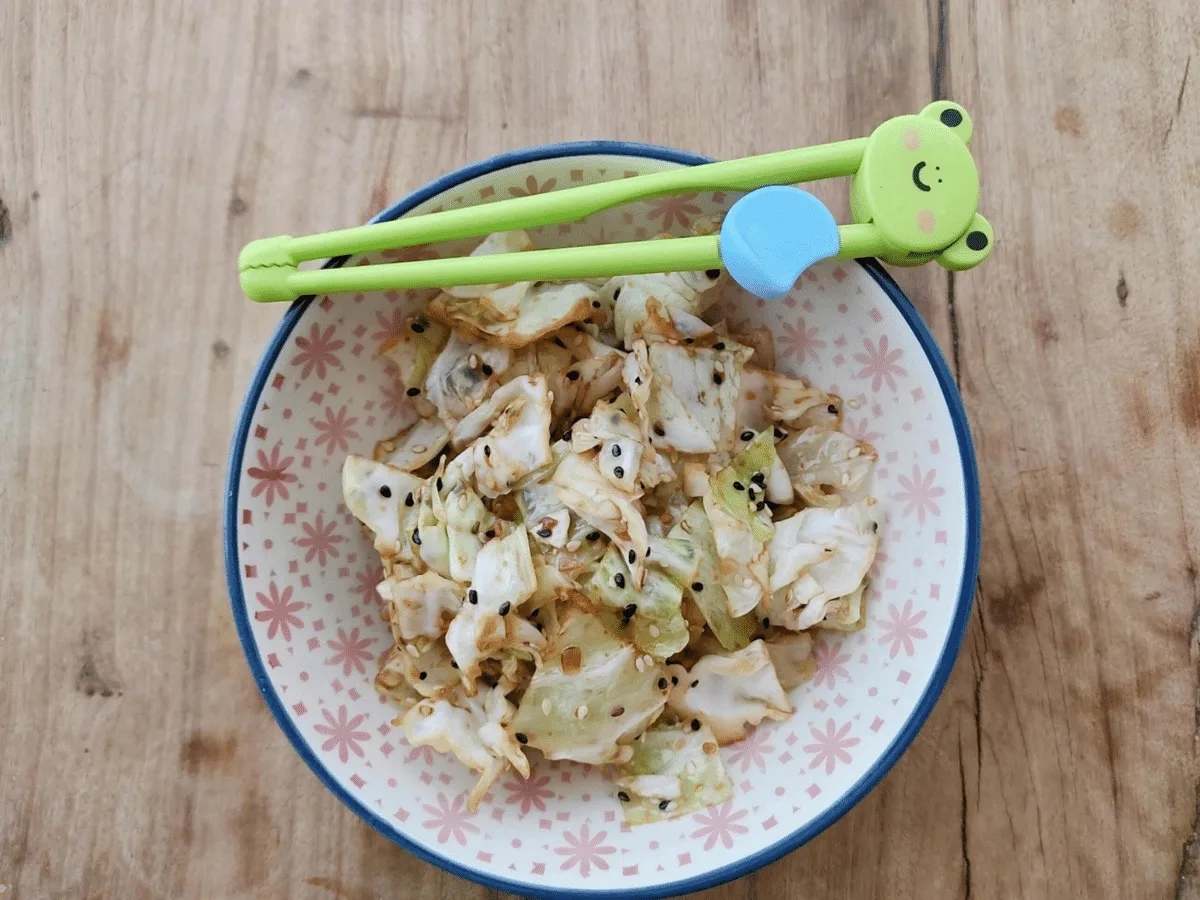 Salada de repolho com gergelim e shoyu