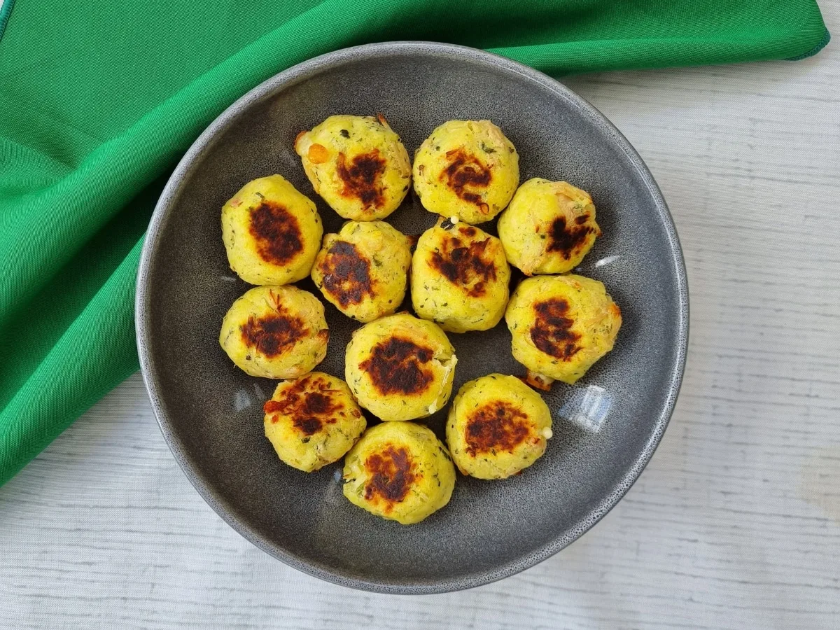Salgadinho fit de batata-doce com frango e queijo