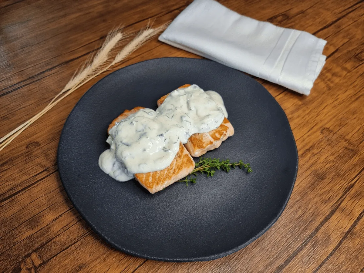 Salmão grelhado ao molho de ervas