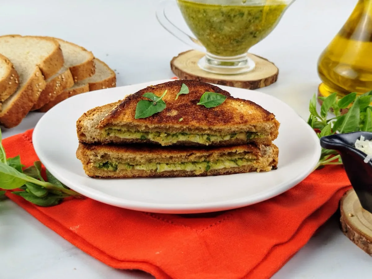 Sanduíche de frigideira com molho pesto e parmesão