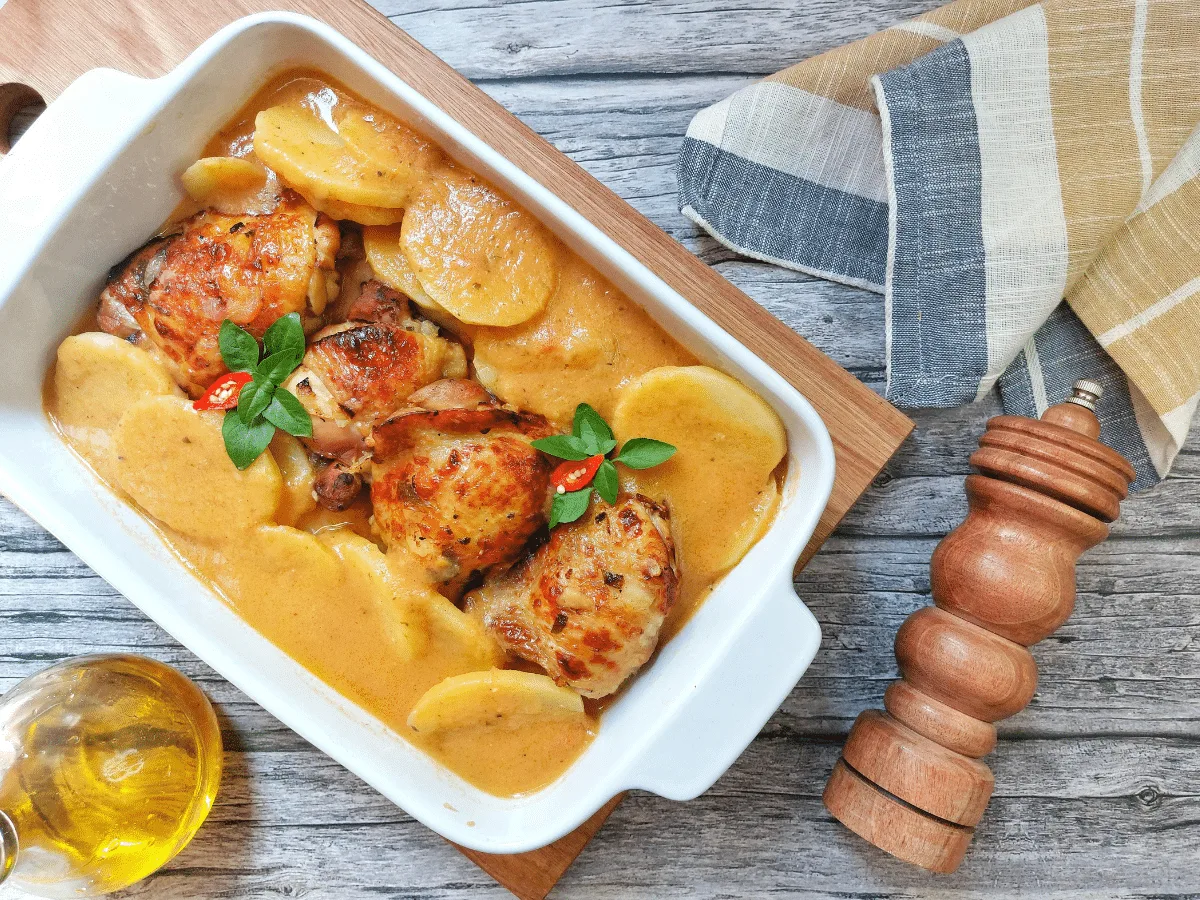 Sobrecoxa na panela de pressão com batata