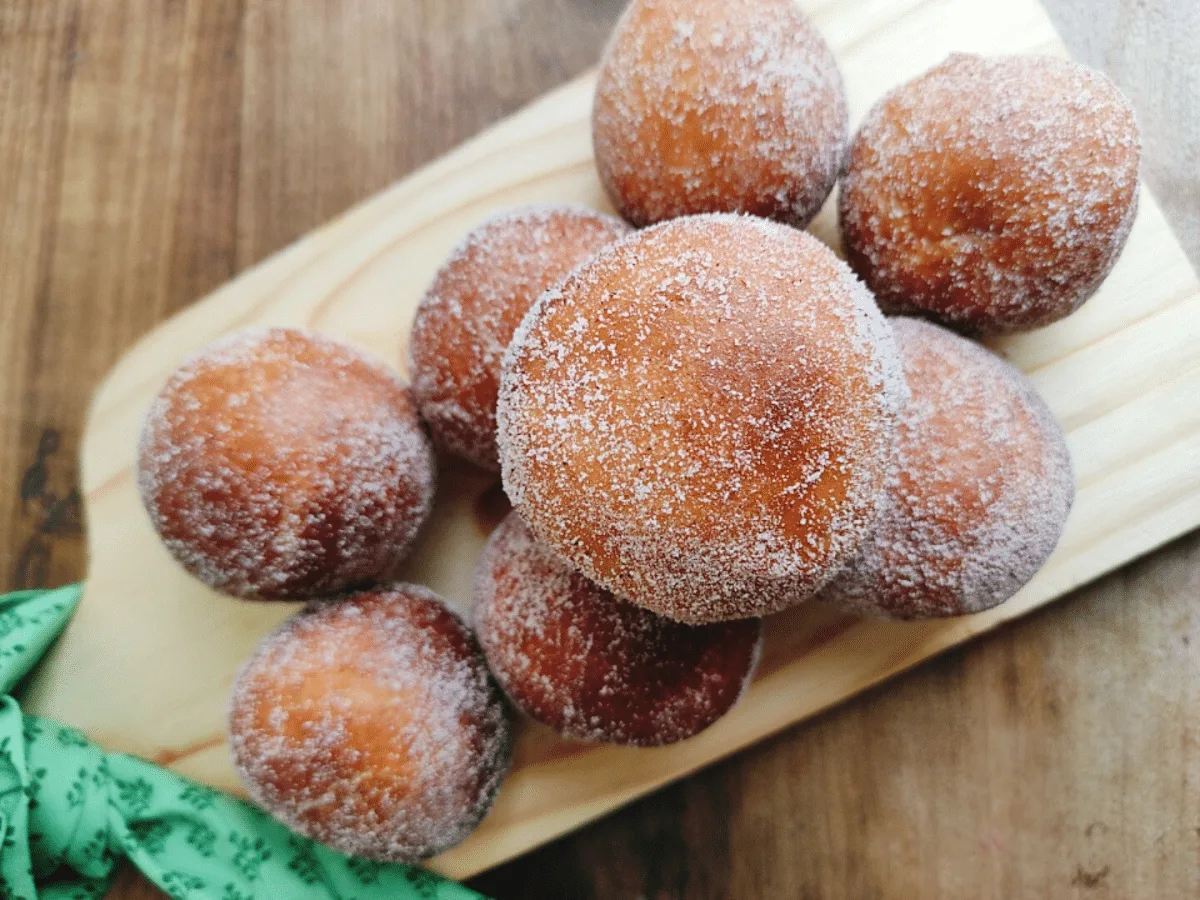 Sonho doce recheado com goiabada