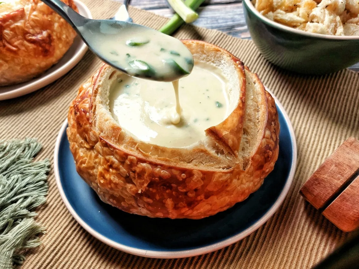 Sopa cremosa com fondue no pão italiano