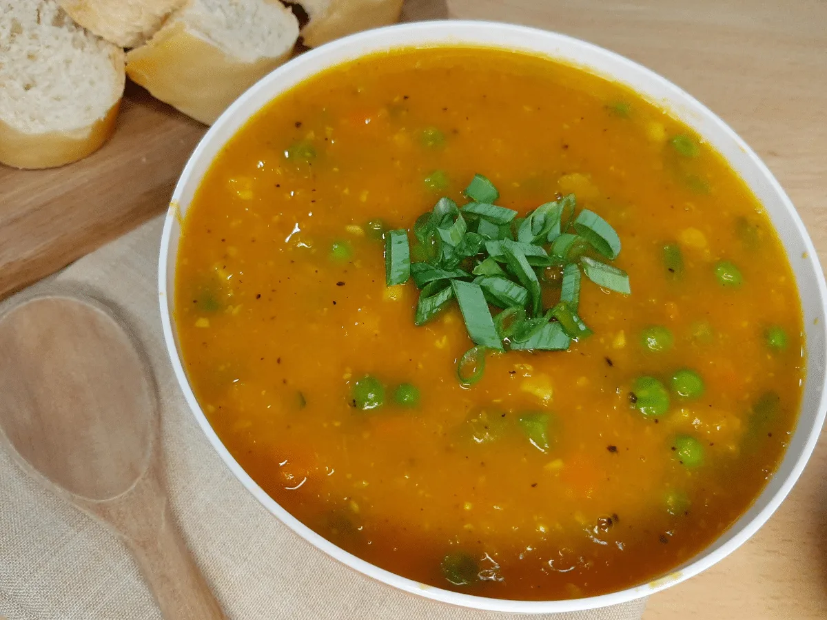 Sopa de abóbora com legumes