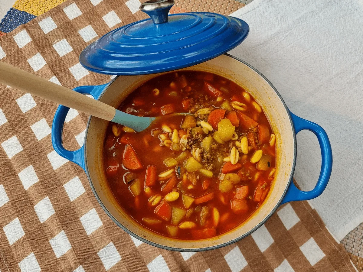 Sopa de carne moída com macarrão e legumes
