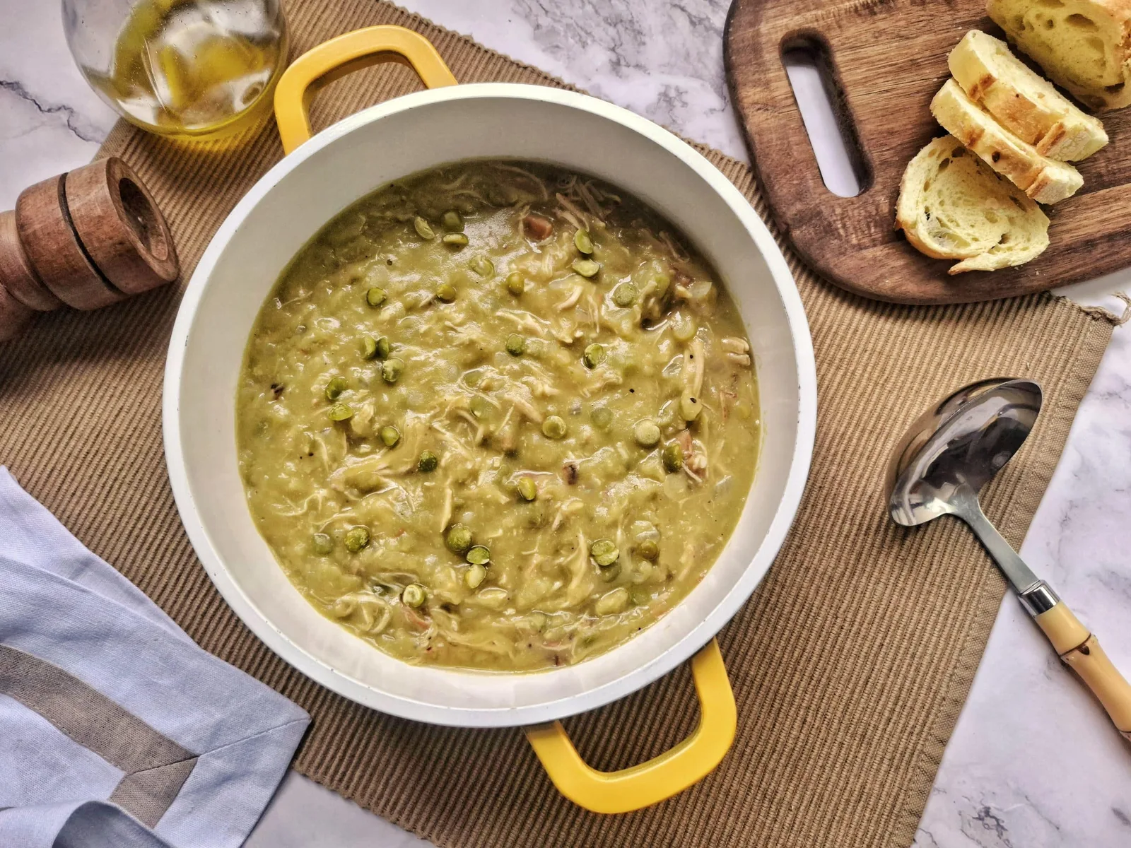 Sopa de ervilha com frango