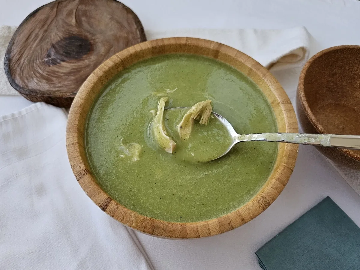 Sopa de espinafre com frango low carb