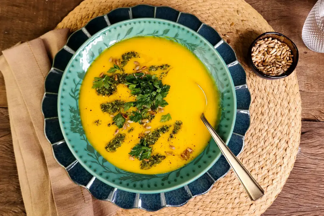 Sopa de legumes com pesto