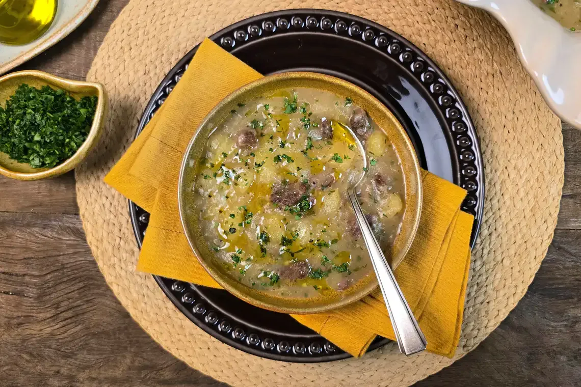 Sopa de mandioca com carne na pressão
