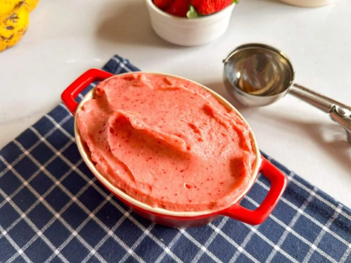 Sorvete de banana com morango