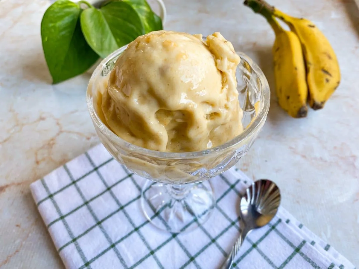 Sorvete de banana congelada