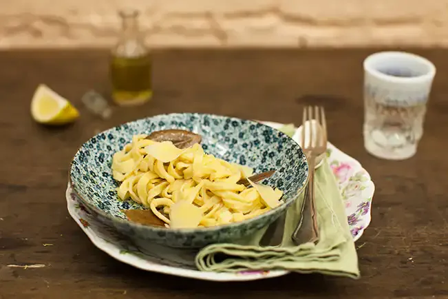 Talharim caseiro com azeite e louro