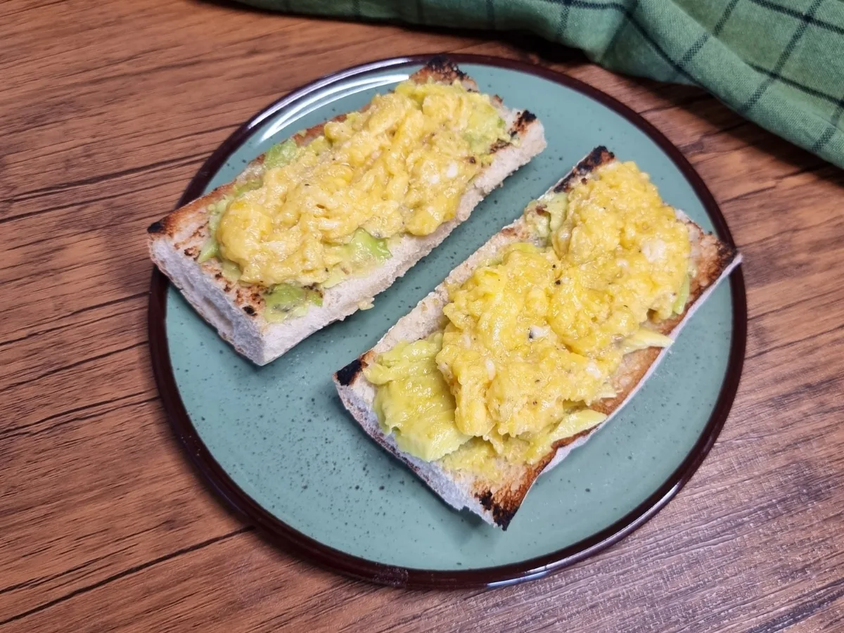 Torrada de abacate com ovo mexido