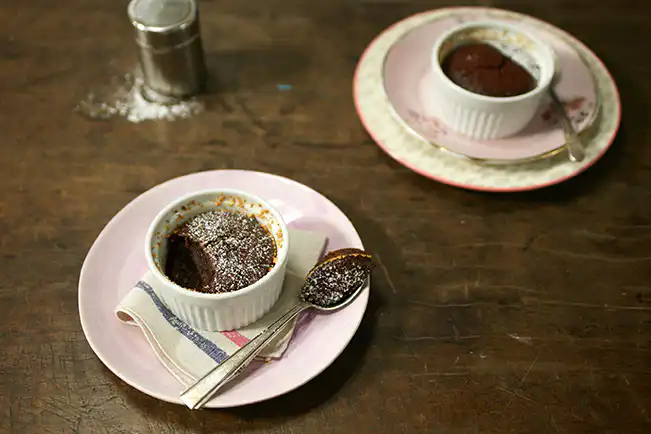 Bolinho de chocolate com castanha-de-caju e mel