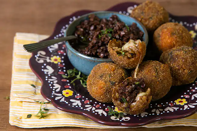 Bolinho de risoto de funghi (arancini)
