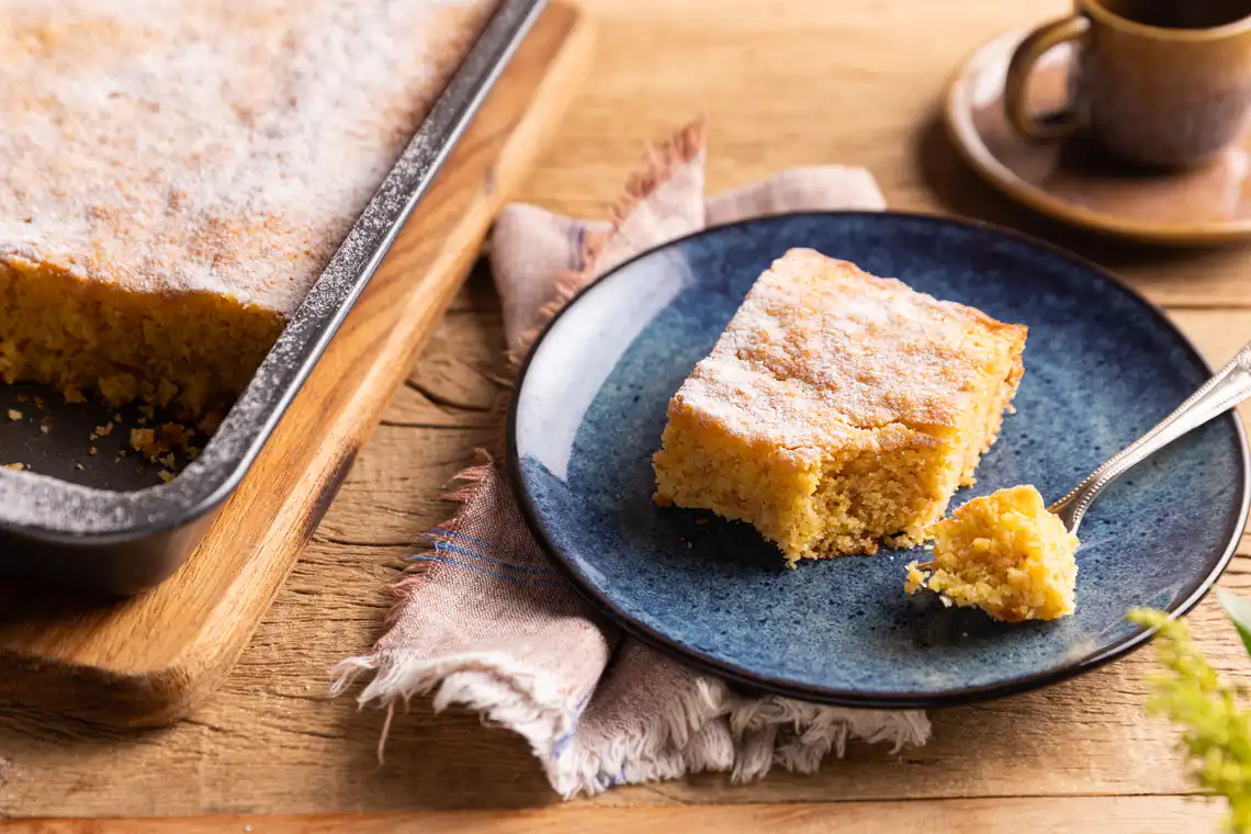 Bolo de fubá com limão e castanha-de-caju
