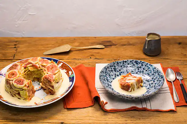 Bolo gelado de figo com creme inglês