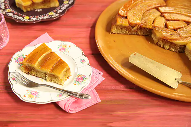 Bolo perfeito de banana caramelada