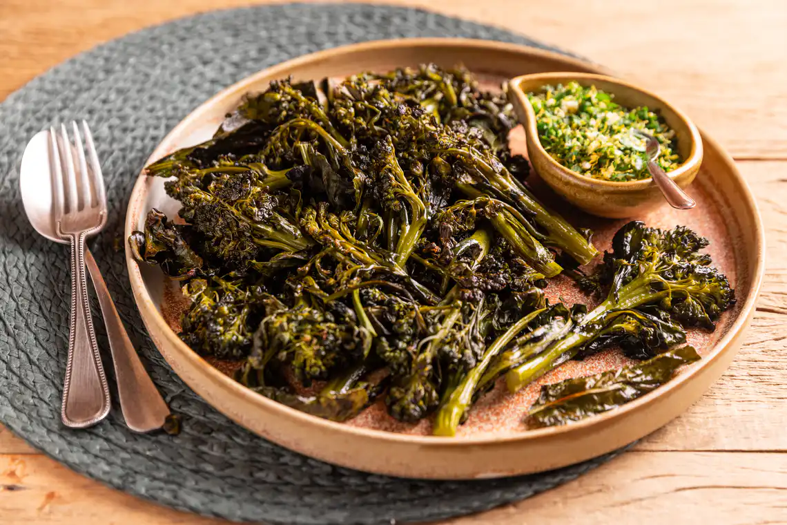 Brócolis assado com gremolata