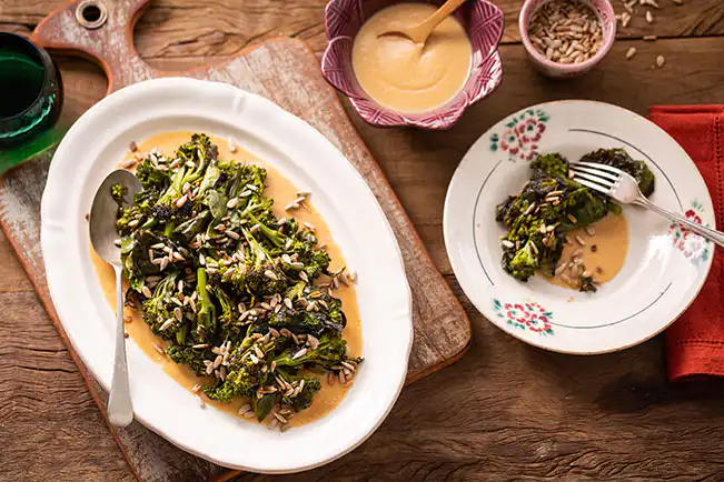 Brócolis assado com molho de missô