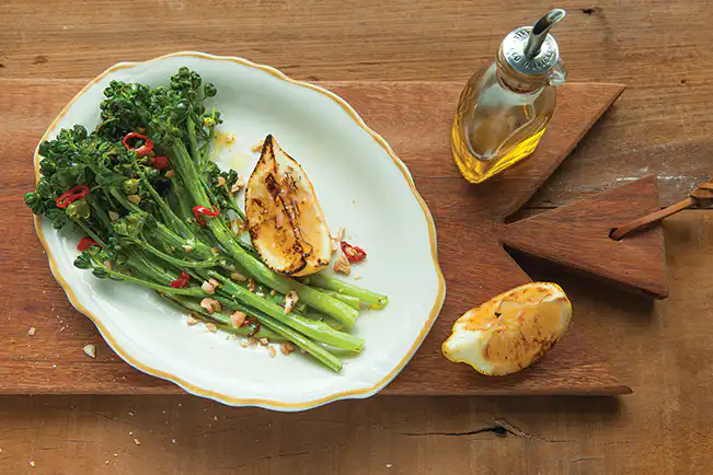 Brócolis com pimenta e castanha-de-caju