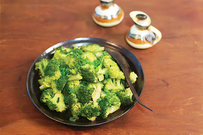 Brócolis no vapor com molho de shoyu