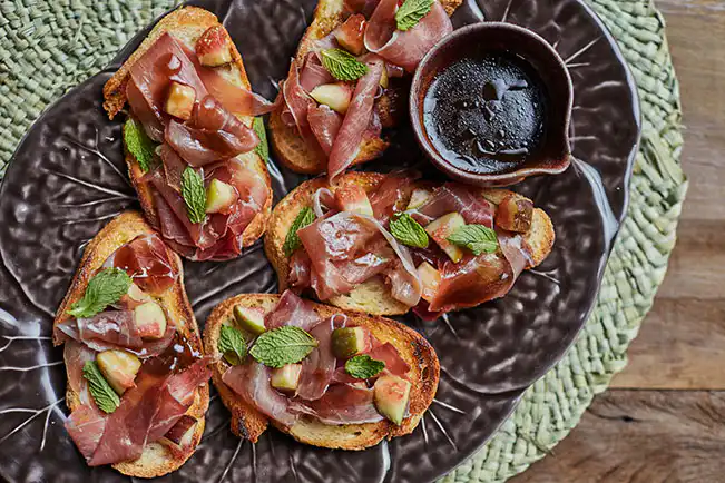 Bruschetta de presunto cru com figo