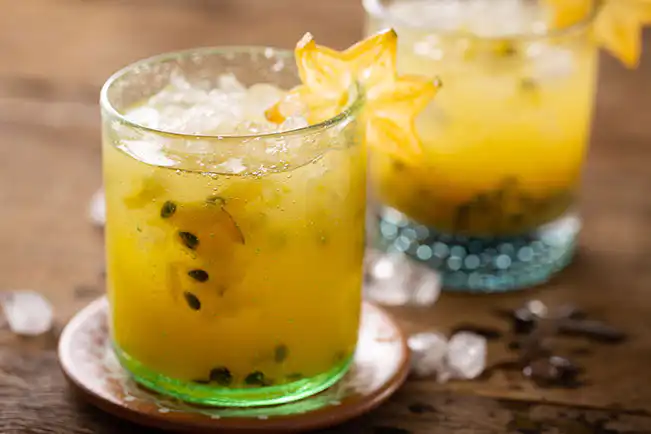 Caipirinha de carambola e maracujá