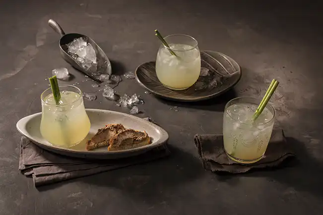 Caipirinha de limão com capim-cidreira