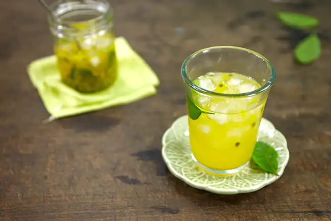 Caipirinha de maracujá com gengibre e folhas de mexerica