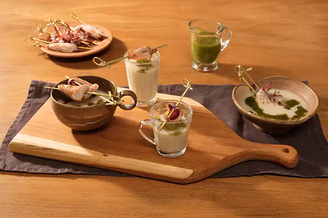 Caldinho de feijão-branco com pesto e espetinhos de lula