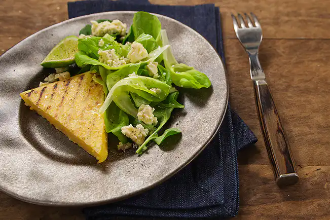 Canjiquinha grelhada com folhas verdes