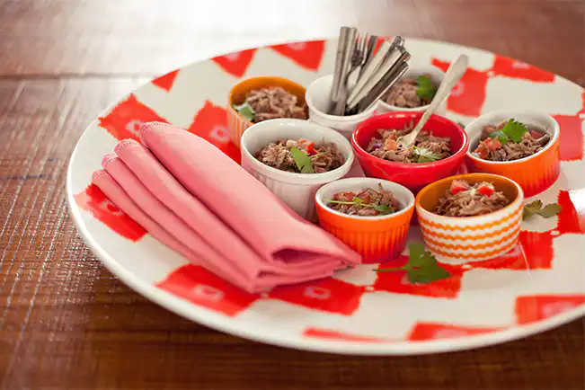Carne louca desfiada com tomate