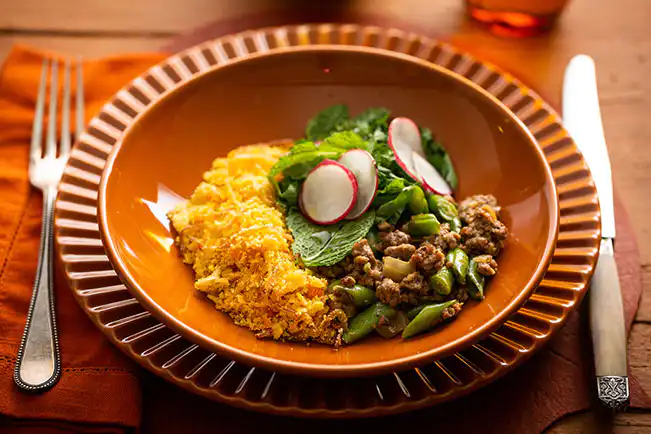 Carne moída com vagem, farofa de cenoura e saladinha de rabanete