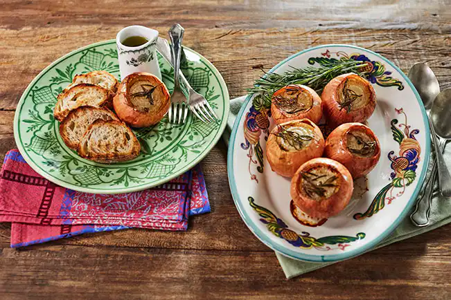 Cebolas assadas com manteiga e alecrim