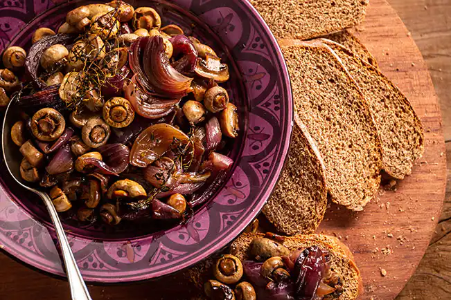 Cogumelo assado com cebola-roxa