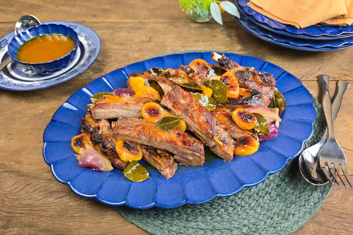 Costelinha de porco com geleia de damasco