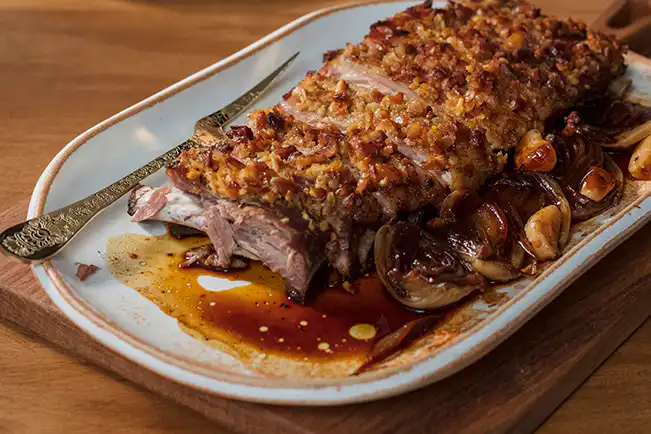 Costelinha de porco com geleia em crosta de castanha-de-caju