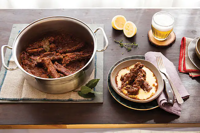 Costelinha de porco com molho mediterrâneo de tomate