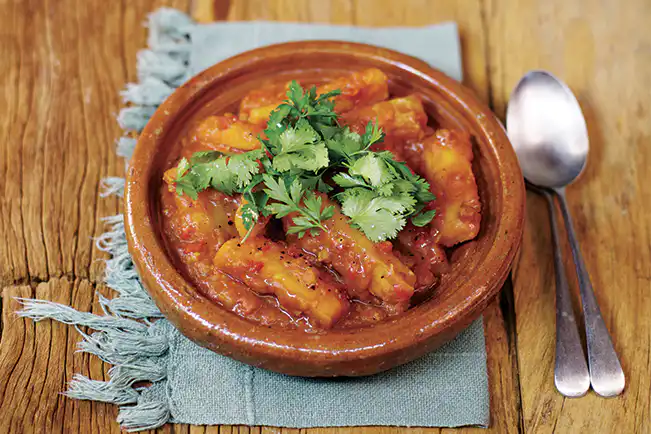 Cozido de mandioca com bacon e tomate