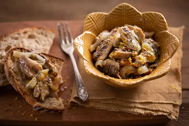 Crostini de sardinha com cebola dourada e limão-siciliano