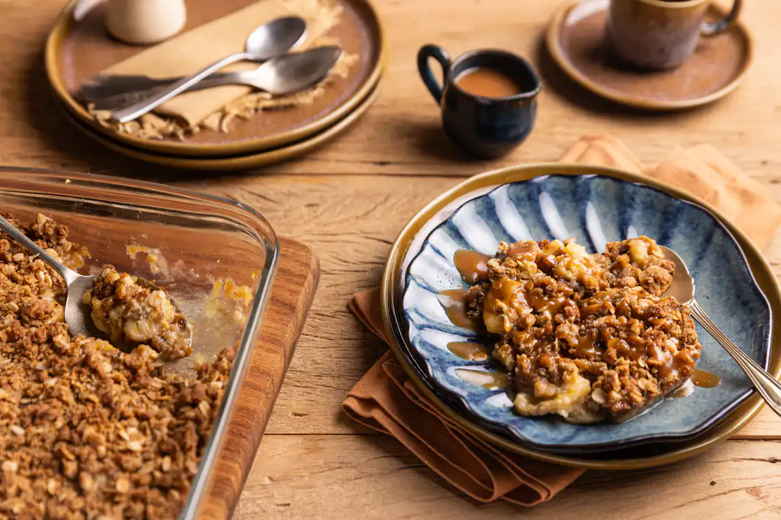 Crumble de banana com chocolate branco e calda de caramelo